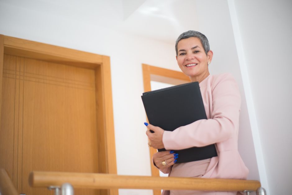 A broker works efficiently on a laptop at a clean, minimalist desk, symbolizing the creation of AI-driven content for marketing.
